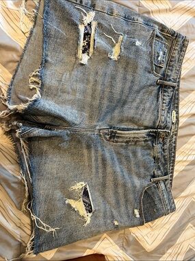 Distressed women’s Denim Shorts in Light Blue with star pattern pockets